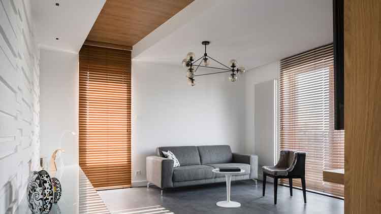 Modern blinds: durable and elegant solutions for light filtering and room privacy.